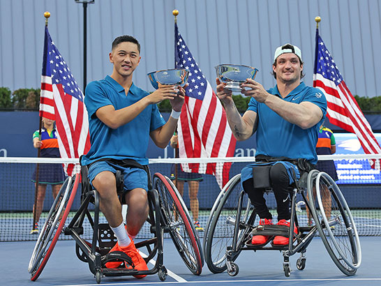 （左から）小田凱人とフェルナンデス